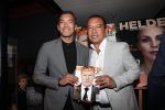 Amsterdam 29 mei 2019
10 jaar magazine Helden geporesnteerd bij Gassan Diamonds.
Frits en Barbara Barend praten met inge de Bruijn Ronald Koeman en Giovanni Bronkhorst. Giovanni kwam met zijn vrouiw zoon en vader en moeder