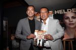 Amsterdam 29 mei 2019
10 jaar magazine Helden geporesnteerd bij Gassan Diamonds.
Frits en Barbara Barend praten met inge de Bruijn Ronald Koeman en Giovanni Bronkhorst. Giovanni kwam met zijn vrouiw zoon en vader en moeder