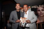 Amsterdam 29 mei 2019
10 jaar magazine Helden geporesnteerd bij Gassan Diamonds.
Frits en Barbara Barend praten met inge de Bruijn Ronald Koeman en Giovanni Bronkhorst. Giovanni kwam met zijn vrouiw zoon en vader en moeder