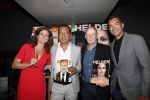 Amsterdam 29 mei 2019
10 jaar magazine Helden geporesnteerd bij Gassan Diamonds.
Frits en Barbara Barend praten met inge de Bruijn Ronald Koeman en Giovanni Bronkhorst. Giovanni kwam met zijn vrouiw zoon en vader en moeder