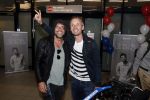 Schiphol  19 mei 2019
Vele fans wachten Duncan Laurence op nadat hij op schiphol is geland . De avond ervoor heeft hij het songfestival gewonnen in israel. Jaap Hilhorst en Koos v Plateringen