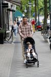 Amsterdam 4 juni 2019
Jalal Oba met zijn dochter op de cornelis schuytstraat