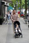 Amsterdam 4 juni 2019
Jalal Oba met zijn dochter op de cornelis schuytstraat