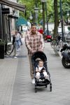 Amsterdam 4 juni 2019
Jalal Oba met zijn dochter op de cornelis schuytstraat