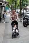 Amsterdam 4 juni 2019
Jalal Oba met zijn dochter op de cornelis schuytstraat