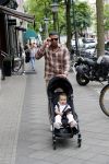 Amsterdam 4 juni 2019
Jalal Oba met zijn dochter op de cornelis schuytstraat