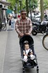 Amsterdam 4 juni 2019
Jalal Oba met zijn dochter op de cornelis schuytstraat
