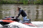 Amsterdam 28 mei 2019
Birgit Schuurman arriveert op een jetski bij cafe de waterkant om daar een gids van Liptonice uit te reiken aan eigenaar van de waterkant.