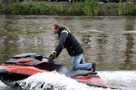 Amsterdam 28 mei 2019
Birgit Schuurman arriveert op een jetski bij cafe de waterkant om daar een gids van Liptonice uit te reiken aan eigenaar van de waterkant.