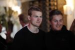 Volendam 22 mei 2019
Boekpresentatie Keje Molenaar bij dine en wine op de dijk in Volendam. Jan Smit presenteert het.
Matthijs de Ligt is er met zijn vriendin Annekee Molenaar