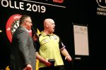 Zwolle 26 mei 2019
Raymond v Barneveld VS Michael v Gerwen op the dutch masters.
Michael zijn vrouw Daphne v Gerwen en Raymond zijn nieuwe vriendin Julia zijn ook aanwezig alsmede de manager van raymond , Jerry v Vianen