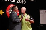 Zwolle 26 mei 2019
Raymond v Barneveld VS Michael v Gerwen op the dutch masters.
Michael zijn vrouw Daphne v Gerwen en Raymond zijn nieuwe vriendin Julia zijn ook aanwezig alsmede de manager van raymond , Jerry v Vianen