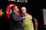 Zwolle 26 mei 2019
Raymond v Barneveld VS Michael v Gerwen op the dutch masters.
Michael zijn vrouw Daphne v Gerwen en Raymond zijn nieuwe vriendin Julia zijn ook aanwezig alsmede de manager van raymond , Jerry v Vianen