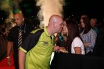 Zwolle 26 mei 2019
Raymond v Barneveld VS Michael v Gerwen op the dutch masters.
Michael zijn vrouw Daphne v Gerwen en Raymond zijn nieuwe vriendin Julia zijn ook aanwezig alsmede de manager van raymond , Jerry v Vianen