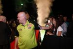 Zwolle 26 mei 2019
Raymond v Barneveld VS Michael v Gerwen op the dutch masters.
Michael zijn vrouw Daphne v Gerwen en Raymond zijn nieuwe vriendin Julia zijn ook aanwezig alsmede de manager van raymond , Jerry v Vianen