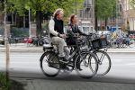 Amsterdam 25 mei 2019
Nada v Nie met haar man op de fiets in Amsterdam