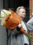 Amsterdam 20 mei 2019
Renee Soutendijk met bos bloemen op straat in Amsterdam zuid.