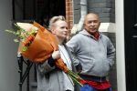 Amsterdam 20 mei 2019
Renee Soutendijk met bos bloemen op straat in Amsterdam zuid.