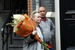 Amsterdam 20 mei 2019
Renee Soutendijk met bos bloemen op straat in Amsterdam zuid.