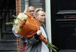 Amsterdam 20 mei 2019
Renee Soutendijk met bos bloemen op straat in Amsterdam zuid.