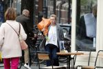 Amsterdam 20 mei 2019
Renee Soutendijk met bos bloemen op straat in Amsterdam zuid.