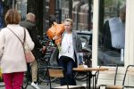 Amsterdam 20 mei 2019
Renee Soutendijk met bos bloemen op straat in Amsterdam zuid.