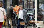 Amsterdam 20 mei 2019
Renee Soutendijk met bos bloemen op straat in Amsterdam zuid.