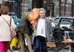 Amsterdam 20 mei 2019
Renee Soutendijk met bos bloemen op straat in Amsterdam zuid.