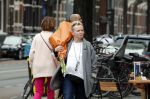 Amsterdam 20 mei 2019
Renee Soutendijk met bos bloemen op straat in Amsterdam zuid.