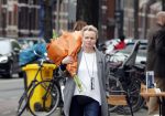 Amsterdam 20 mei 2019
Renee Soutendijk met bos bloemen op straat in Amsterdam zuid.