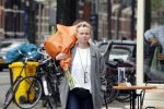 Amsterdam 20 mei 2019
Renee Soutendijk met bos bloemen op straat in Amsterdam zuid.