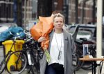 Amsterdam 20 mei 2019
Renee Soutendijk met bos bloemen op straat in Amsterdam zuid.