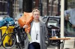 Amsterdam 20 mei 2019
Renee Soutendijk met bos bloemen op straat in Amsterdam zuid.