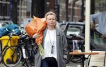 Amsterdam 20 mei 2019
Renee Soutendijk met bos bloemen op straat in Amsterdam zuid.
