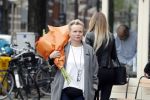 Amsterdam 20 mei 2019
Renee Soutendijk met bos bloemen op straat in Amsterdam zuid.
