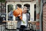 Amsterdam 20 mei 2019
Renee Soutendijk met bos bloemen op straat in Amsterdam zuid.