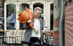 Amsterdam 20 mei 2019
Renee Soutendijk met bos bloemen op straat in Amsterdam zuid.