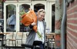 Amsterdam 20 mei 2019
Renee Soutendijk met bos bloemen op straat in Amsterdam zuid.