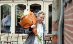 Amsterdam 20 mei 2019
Renee Soutendijk met bos bloemen op straat in Amsterdam zuid.