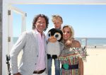 Castricum aan Zee, 15 Mei 2019 Uitreiking boek Sonja Bakker
Sonja Bakker met Barry van Suijdam en Bram