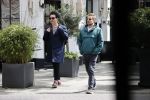 Amsterdam 15 mei 2020
Carice v Houten aan de wandel met Rop Verheijen en Alex Klaassen