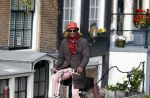 Amsterdam 30 april 2020
Baba ( Orange babies) op de fiets in Amsterdam.