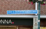 Hilversum Barneveld 13 juni 2020
Thierry Baudet gaat het land in om de krantjes van Forum voor democratie uit te delen. Zijn vriendin Davide legt alles vast met haar camera.