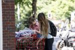 Amsterdam 28 mei 2020
Beertje v Beers samen met haar dochter aan het winkelen.