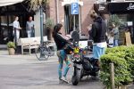 Amsterdam 18 mei 2020
Birgit Schuurman met zoontje op de motor. Ze gaan samen met haar vriend een ijsje eten