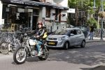 Amsterdam 18 mei 2020
Birgit Schuurman met zoontje op de motor. Ze gaan samen met haar vriend een ijsje eten