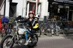 Amsterdam 18 mei 2020
Birgit Schuurman met zoontje op de motor. Ze gaan samen met haar vriend een ijsje eten