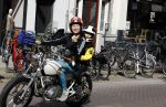 Amsterdam 18 mei 2020
Birgit Schuurman met zoontje op de motor. Ze gaan samen met haar vriend een ijsje eten