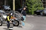 Amsterdam 18 mei 2020
Birgit Schuurman met zoontje op de motor. Ze gaan samen met haar vriend een ijsje eten