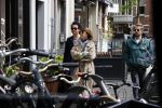 Amsterdam 15 mei 2020
Carice v Houten aan de wandel met Rop Verheijen en Alex Klaassen